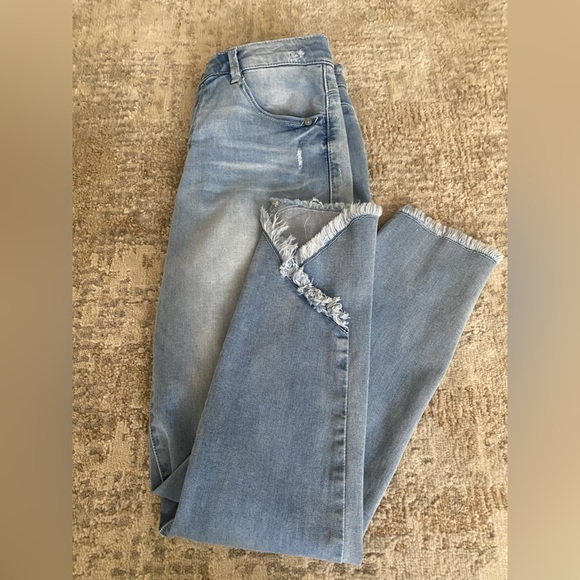 Democracy Denim - Democracy Detailed Skinny Jeans. Stretchy waist band. Size 6